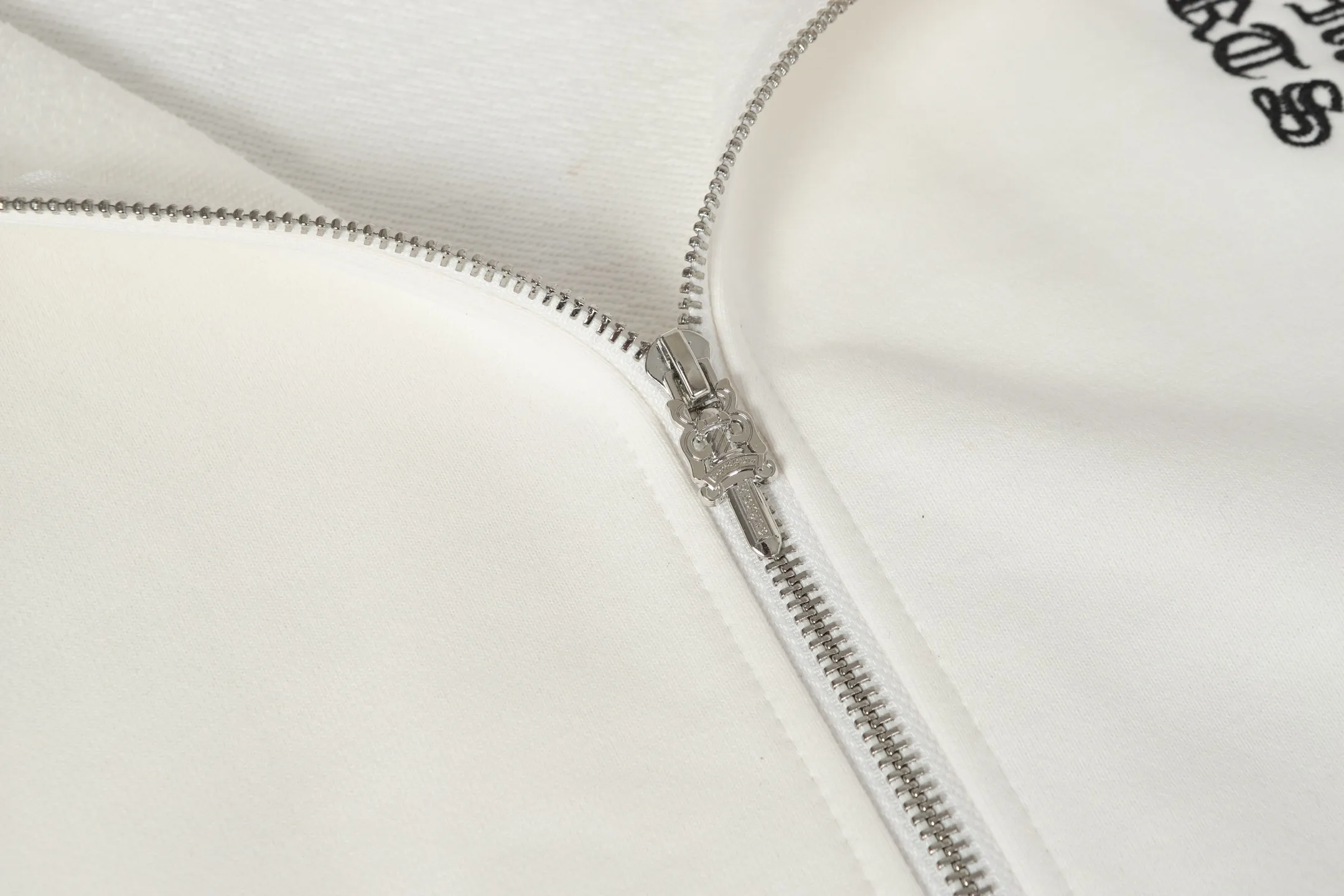 P300 #K26 Heavy Industry Style - Chrome Hearts Colorful Cross ✝️ Inlay embroidered Sanskrit printed zipper sweatshirt cardigan jacket - High weight, high density and high quality. The wool is soft, delicate and skin-friendly. It feels soft and silky. It has excellent warmth and skin-friendly properties. - Custom-woven and dyed, no color difference. No matter the fabric or workmanship details, it beats the ordinary version on the market. - Hardware zipper accessories are all customized, full of details - Color: black white -Size: S M L XL